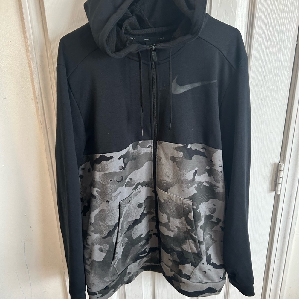 Man Nike Black & Gray Camo Zip Hoodie and Joggers - Picture 3 of 8